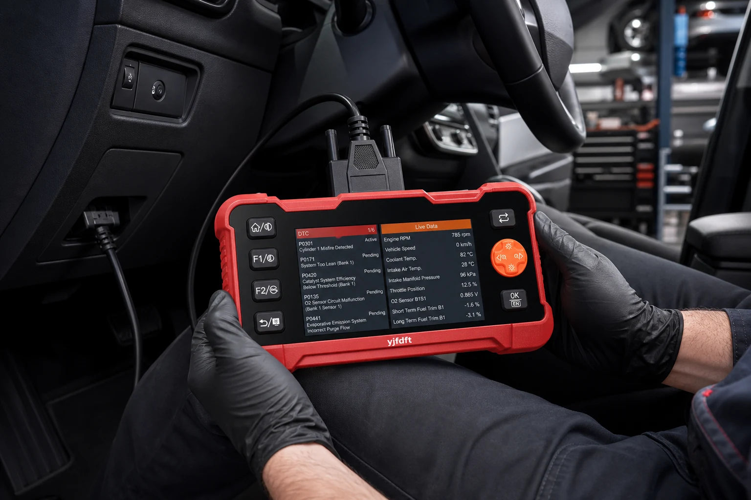 Mechaniker liest OBD2-Fehlercodes direkt am Diagnosegerät aus